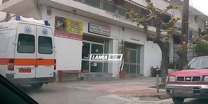 Ασθενοφόρο στο σημείο που συνέβη το τροχαίο στη Λαμία