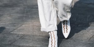 Λευκά ankle boots και λευκό παντελόνι