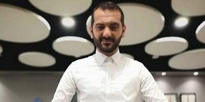 Ο Λεωνίδας Κουτσόπουλος μπροστά από ένα ποδοσφαιράκι