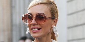 Λευκό φόρεμα με μπεζ σακάκι