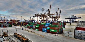 Οι εγκαταστάσεις της Cosco στο λιμάνι του Πειραιά / Φωτογραφία: Intimenews/ΧΑΛΚΙΟΠΟΥΛΟΣ ΝΙΚΟΣ