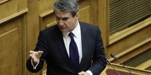 Ο Ανδρέας Λοβέρδος σε ομιλία του στο βήμα της Βουλής
