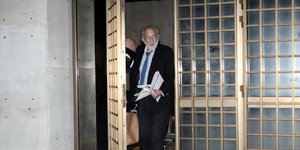 Η στιγμή που ο Αλέξανδρος Λυκουρέζος φεύγει από τον ανακριτή