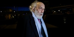 Ο Αλέξανδρος Λυκουρέζος με γαλάζιο κασκόλ