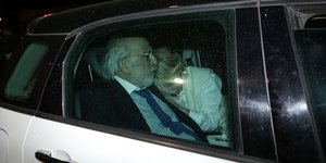 Ο Αλέξανδρος Λυκουρέζος με την Νατάσα Καλογρίδη στην αγκαλιά του