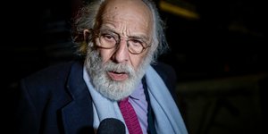 Ο Αλέξανδρος Λυκουρέζος με γαλάζιο κασκόλ