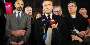 Ο Μακρόν κάνει δηλώσεις μετά την πυρκαγιά της Notre Dame