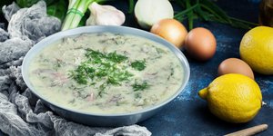 Πιάτο γεμάτο με ζεστή παραδοσιακή μαγειρίτσα