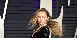 Η Μάιλι Σάιρους με μαύρη τουαλέτα