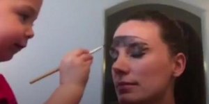 Κόρη κάνει το μακιγιάζ μαμάς