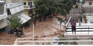 Ο χείμαρρος λάσπης που έπνιξε την Μάνδρα Αττικής