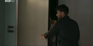 Ο Μανώλης όταν υποδέχεται την Ασημίνα