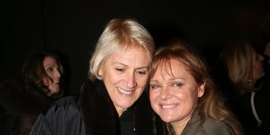 H Mαρία Καβογιάννη και η Καίτη Κωνσταντίνου χαμογελούν στο φακό