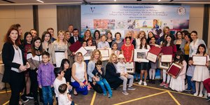 Η Μαριάννα Βαρδινογιάννη με τους μαθητές νικητές του διαγωνισμού ζωγραφικής 2019