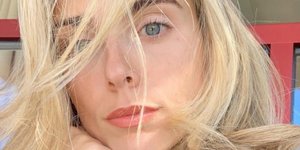 Μαριάννα Γουλανδρή με μαλλια στο πρόσωπο 