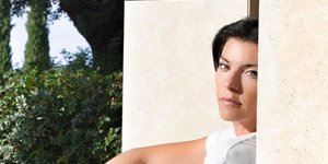 Η Μαρίνα Βερνίκου κάθεται και ποζάρει στην κάμερα
