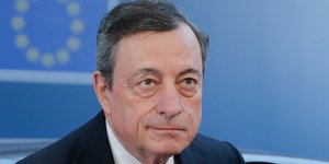 Μάριο Ντράγκι μπλε σακάκι