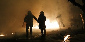 Επίθεση στα ΜΑΤ με μολότοφ στα Εξάρχεια