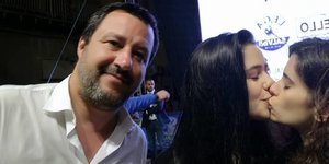 Η φωτό με το φιλί που αντάλλαξαν οι φοιτήτριες δίπλα στο Σαλβίνι έγινε viral