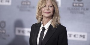 Μεγκ Ράιαν στο κόκκινο χαλί με γραβάτα, λευκό πουκάμισο και μαύρο κοστούμι