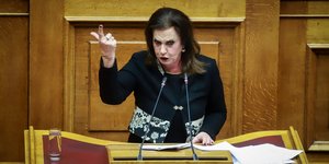 Η Θεοδώρα Μεγαλοοικονόμου με το χέρι υψωμένο από το βήμα της βουλής