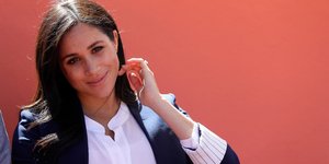 Η Μέγκαν Μαρκλ χαμογελά, φορώντας μπλε σακάκι
