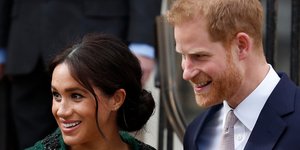 Η Μέγκαν Μαρκλ και ο πρίγκιπας Χάρι χαμογελούν στους φωτογράφους