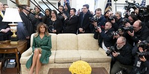 Ρεπόρτερ γύρω από την Μελάνια Τραμπ