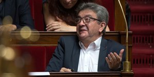 Ο ηγέτης της αριστεράς Ζαν Λικ Μελανσόν στη βουλή