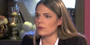 Ειρήνη Μελισσαροπούλου, ισια μαλλιά, μπλε σακάκι