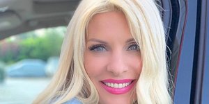 Η Ελένη Μενεγάκη χαμογελαστή