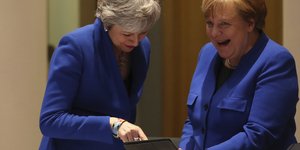 Μέρκελ και Μέι με μπλε σακάκι