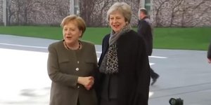 Χειραψία της Ανγκελα Μέρκελ με την Τερέζα Μέι