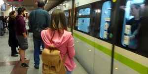 Κορίτσι περιμένει στην αποβάθρα τον συρμό του μετρό