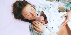 Μητέρα κρατά στην αγκαλιά της το νεογέννητο μωρό της μετά τον τοκετό