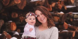 Μητέρα κρατά στην αγκαλιά της ένα μωρό