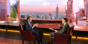 Μείωση των φόρων προανήγγειλε σε συνέντευξή του στο Bloomberg ο Κυριάκος Μητσοτάκης