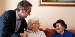 Ο Κ. Μητσοτάκης στο Μερόπειο Ιδρυμα συνομιλεί με ηλικιωμένες