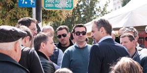 Ο Μητσοτάκης συνομιλεί με πολίτες στην οδό Ιονίου