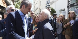 Ο Κυριάκος Μητσοτάκης συνομιλεί με κάτοικο Πειραιά 