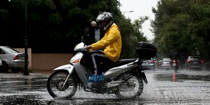 Μηχανάκι βροχή ντελιβεράς με αδιάβροχο