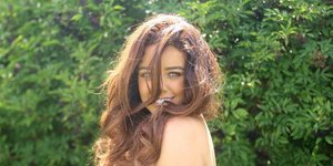 Η youtuber Κάσιντι ποζάρει για τον φακό με τα μαλλιά μπροστά στα μάτια της