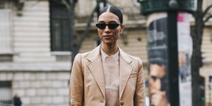 Μοντέλο στο δρόμο με σακάκι, πουκάμισο με διαφάνεια, μίντι φούστα, τσάντα/ Φωτογραφία: Shutterstock