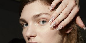 Μοντέλο ποζάρει φορώντας πέρλες