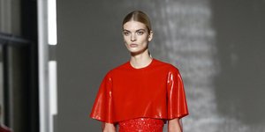 Μοντέλο με κόκκινο φόρεμα σε επίδειξη μόδας