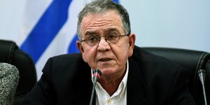 Ο Γιάννης Μουζάλας μπροστά σε μικρόφωνο