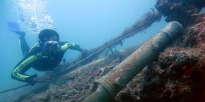 Δύτης στο βυθό της θάλασσας