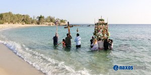 Επιτάφιος στη Νάξο μέσα στη θάλασσα