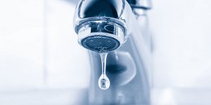 Βρύση στάζει μια σταγόνα νερό