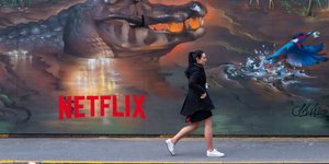 Γκράφιτι σε δρόμο των ΗΠΑ απεικονίζει έναν κροκόδειλο πάνω από το σήμα του Netflix